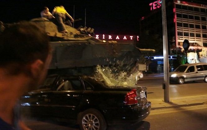 Noi imagini şocante din noaptea loviturii de stat din Turcia! Un tanc a fost filmat în timp ce strivea mai multe maşini pentru a-şi face loc pe un drum aglomerat
