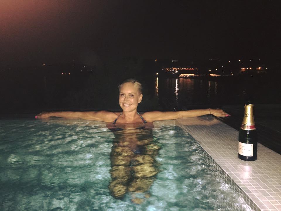  O vedetă de la noi a apărut așa pe plajă. Lumea o știa cu câteva kilograme în plus, dar... 395211