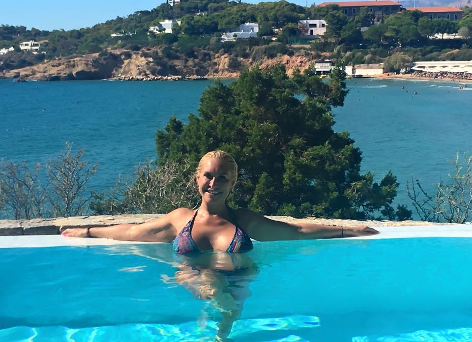  O vedetă de la noi a apărut așa pe plajă. Lumea o știa cu câteva kilograme în plus, dar... 395212