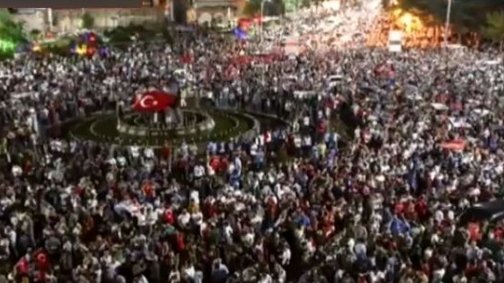 „Teroriști care au îmbrăcat uniforma militară își atacă propriul popor cu tancuri.” Mii de turci au ieșit din nou în stradă pentru a protesta 