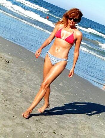 Cum arata Anca Turcasiu in costum de baie la 45 de ani: "Azi, un cetațean pe plajā încerca sa mi faca poze... l am rugat frumos sa..." 395246