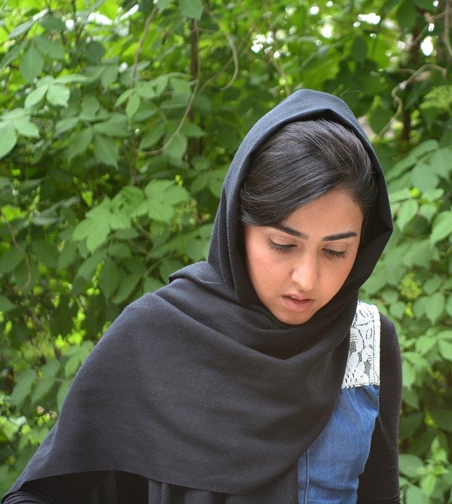 O adolescentă însărcinată din Afganistan, arsă de vie de socrii săi