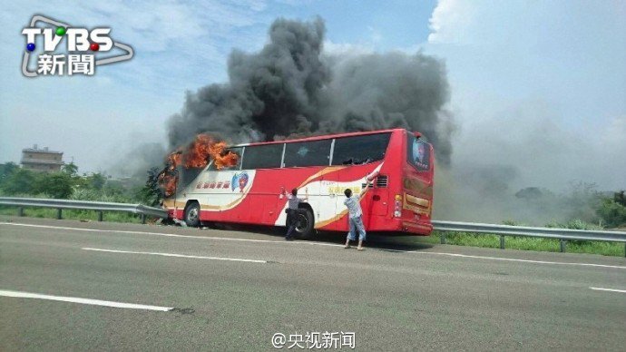 Tragedie! 26 de persoane au murit, după ce un autocar cu turişti a luat foc 