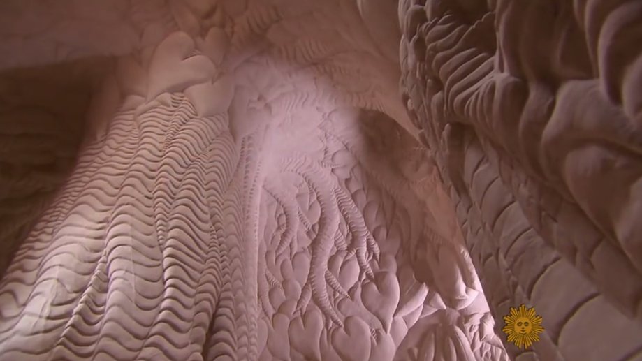 Modele ''extraterestre'' pe pereții unei peșteri din New Mexico. Cum au apărut fascinantele sculpturi - VIDEO