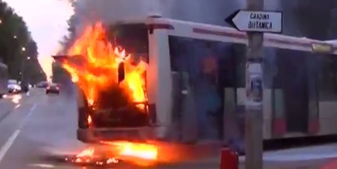 Autocar în flăcări pe Autostrada București-Pitești