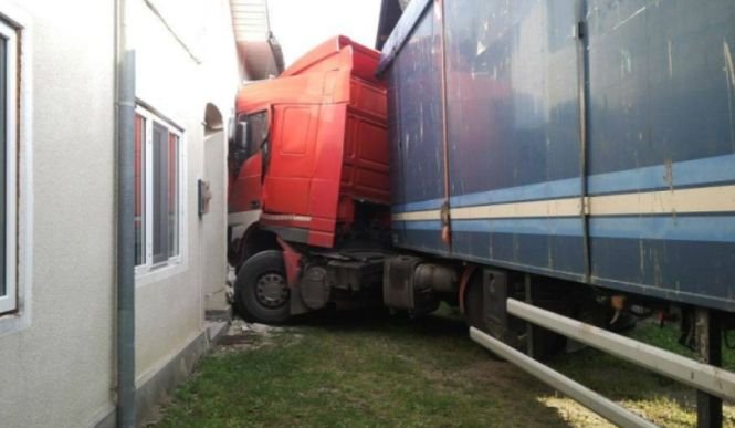 Accident spectaculos în Bistriţa Năsăud! Un TIR a intrat într-o casă după ce a lovit un microbuz