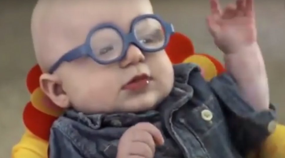 Miracolul zilei. Cum a reactionat un bebelus aproape orb cand si-a vazut mama pentru prima data – VIDEO