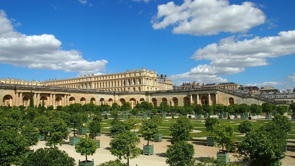 Alertă în Franța. Palatul Versailles a fost evacuat de urgență VIDEO