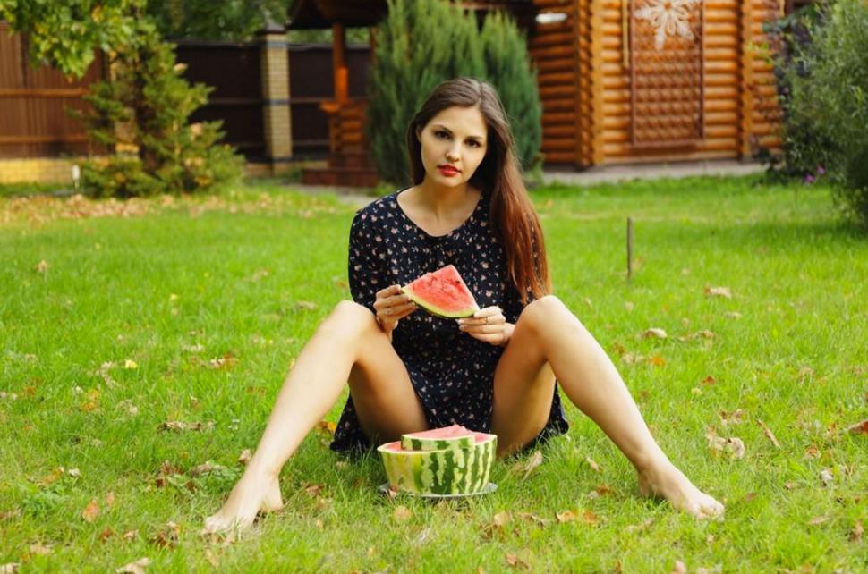 S-a pozat asa si a pus imaginea pe Facebook! Ce avea bruneta intre picioare 395862