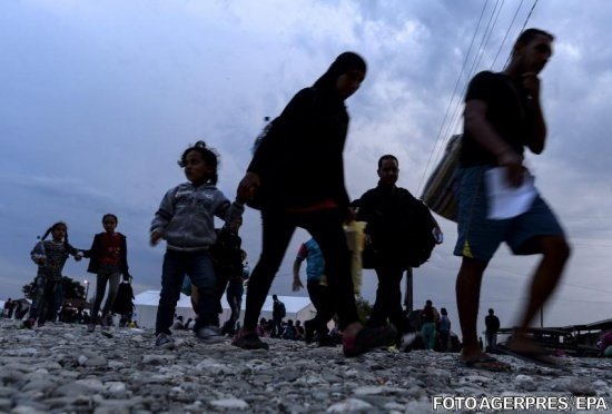 Sute de migranți în marș prin Serbia spre granița cu Ungaria - VIDEO