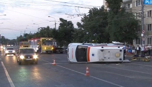 Accident grav în Ploiești! Cinci persoane au fost rănite, după ce o mașină a intrat într-o ambulanță