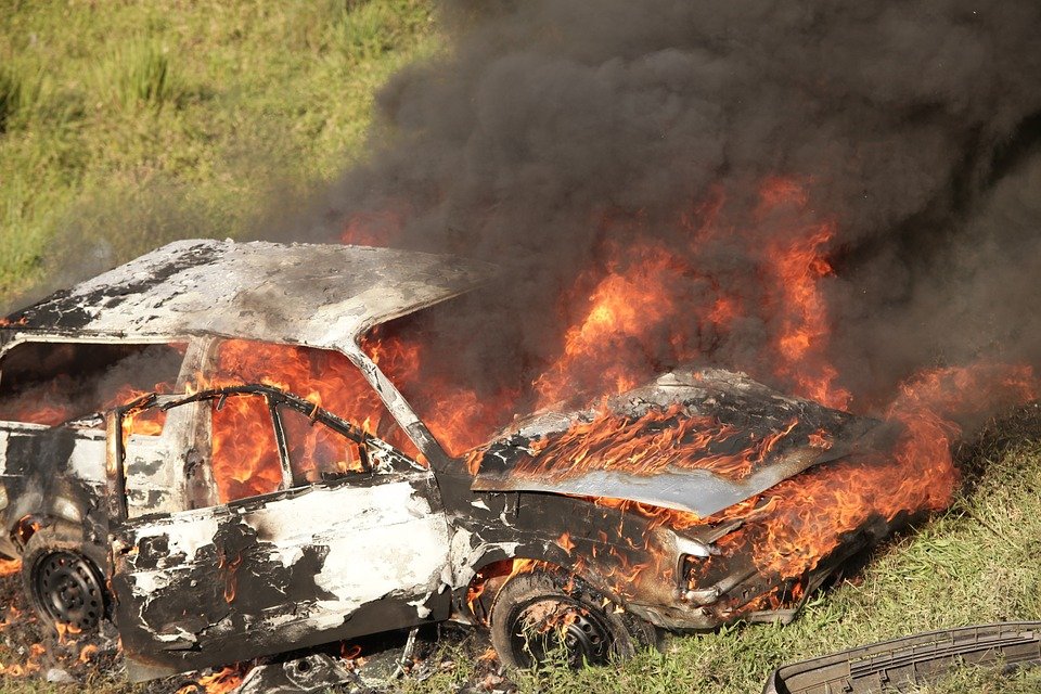 Cadavru carbonizat descoperit într-o mașină incendiată, la Arad. Trupul se afla pe scaunul șoferului