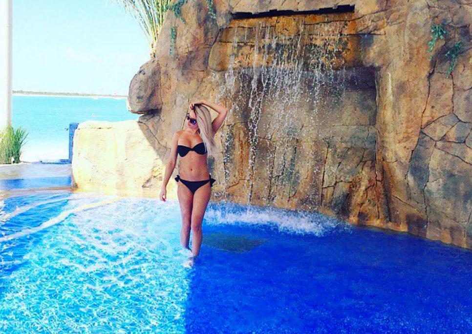 Cine este vedeta de la noi care arata asa in costum de baie!  396508