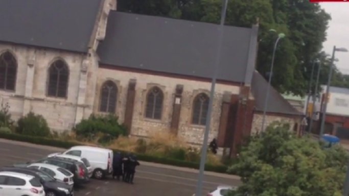 Momentul dramatic în care polițiștii îi împușcă pe islamiștii care au ucis un preot din Franța
