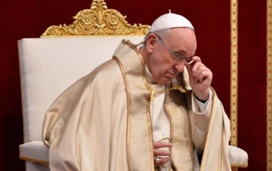 Papa Francisc a ratat o treaptă şi a căzut, în timpul unei vizite oficiale în Polonia