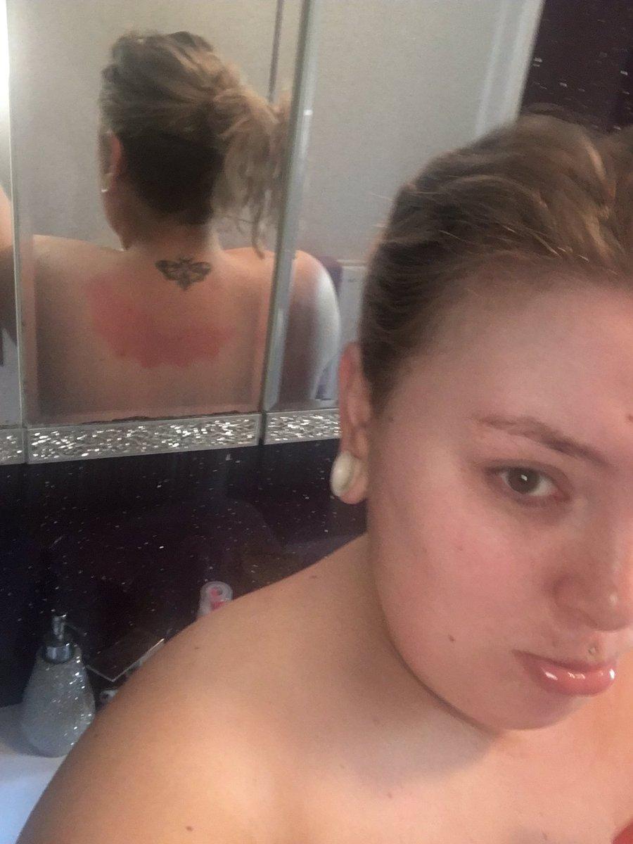 S-a pozat asa! Toti prietenii au inceput sa rada cand au observat ce se vede in oglinda  396834