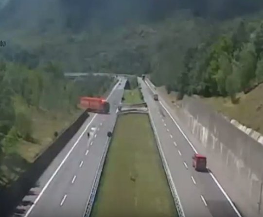 Un şofer român riscă o amendă de mii de euro în Italia pentru o manevră periculoasă - VIDEO 