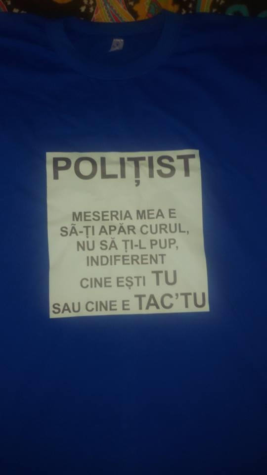 Mesaj incredibil pe tricoul unui polițist de la rutieră. Acesta s-a trezit cu sute de cereri de prietenie 397078