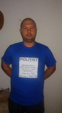 Mesaj incredibil pe tricoul unui polițist de la rutieră. Acesta s-a trezit cu sute de cereri de prietenie 397079