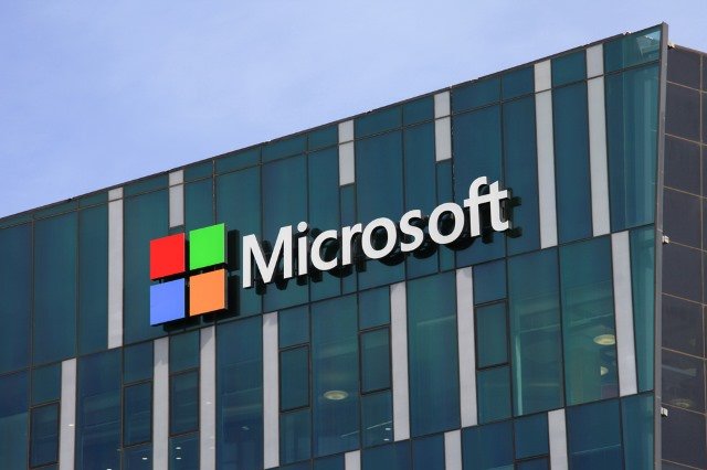 Microsoft dă afară câteva mii de angajați