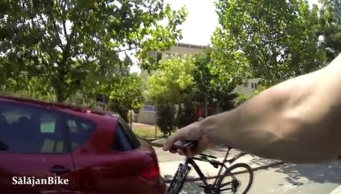 Biciclist lovit de o șoferiță din București, în mod repetat. S-a răzbunat pe el pentru că i-a bătut în geam. VIDEO