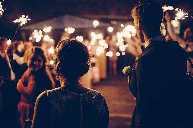 Începând de astăzi se modifică regulile nunților din România. Ce au voie să facă mirii