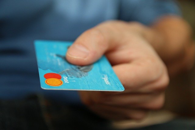 Obișnuiești să faci plăți contactless cu cardul? Iată cum poți fi păcălit foarte ușor