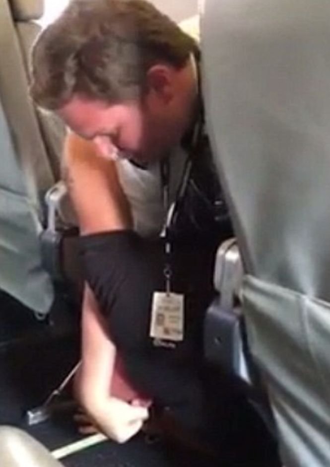 Scene șocante într-un avion, după ce pilotul a imobilizat un pasager. Vezi care a fost motivul