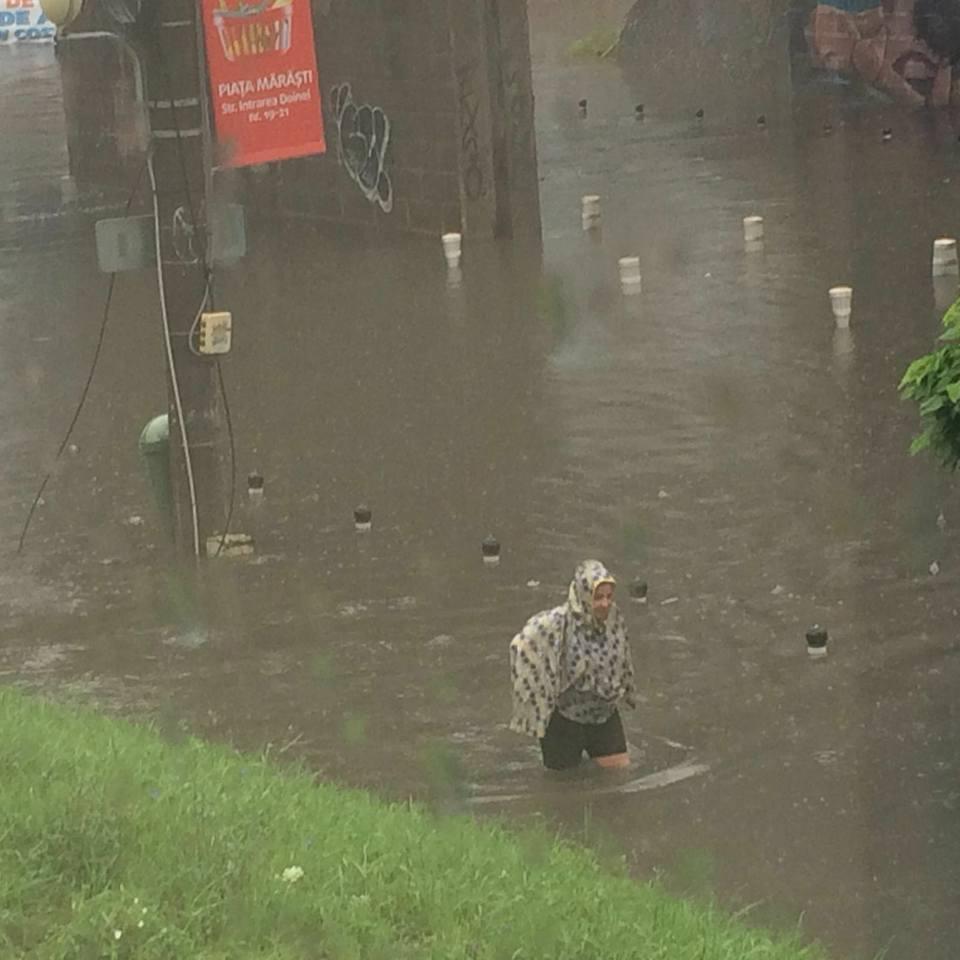 Timişoara pluteşte în apa de ploaie. Pasajele importante sunt inundate, circulaţia este paralizată în tot oraşul 397742