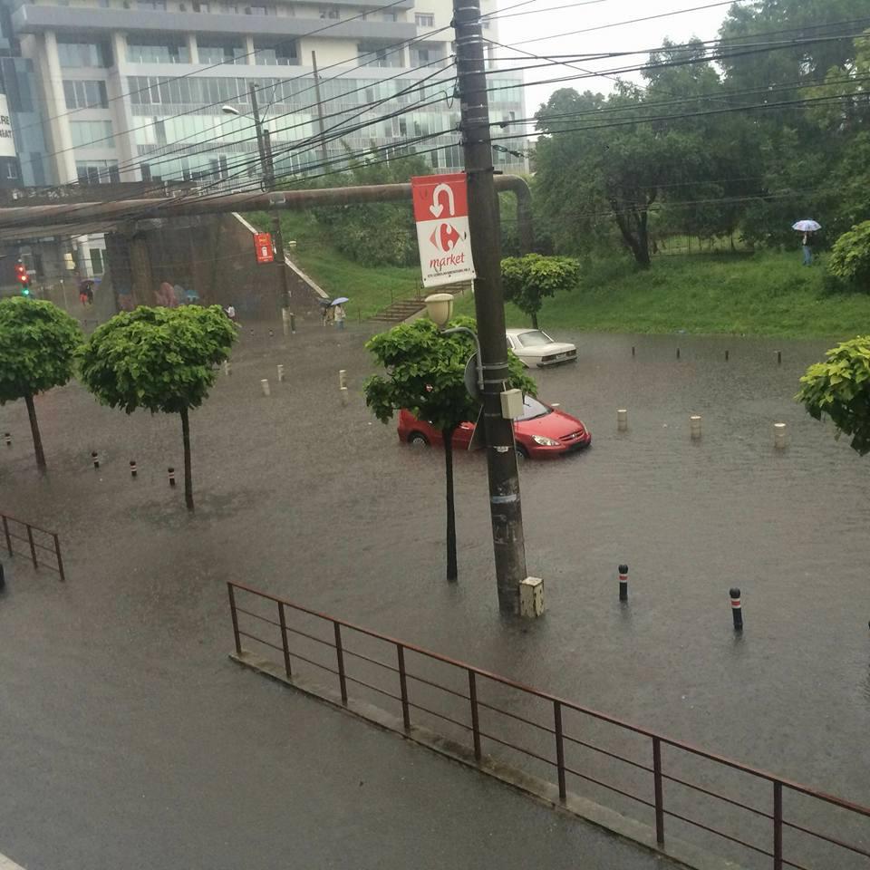 Timişoara pluteşte în apa de ploaie. Pasajele importante sunt inundate, circulaţia este paralizată în tot oraşul 397743