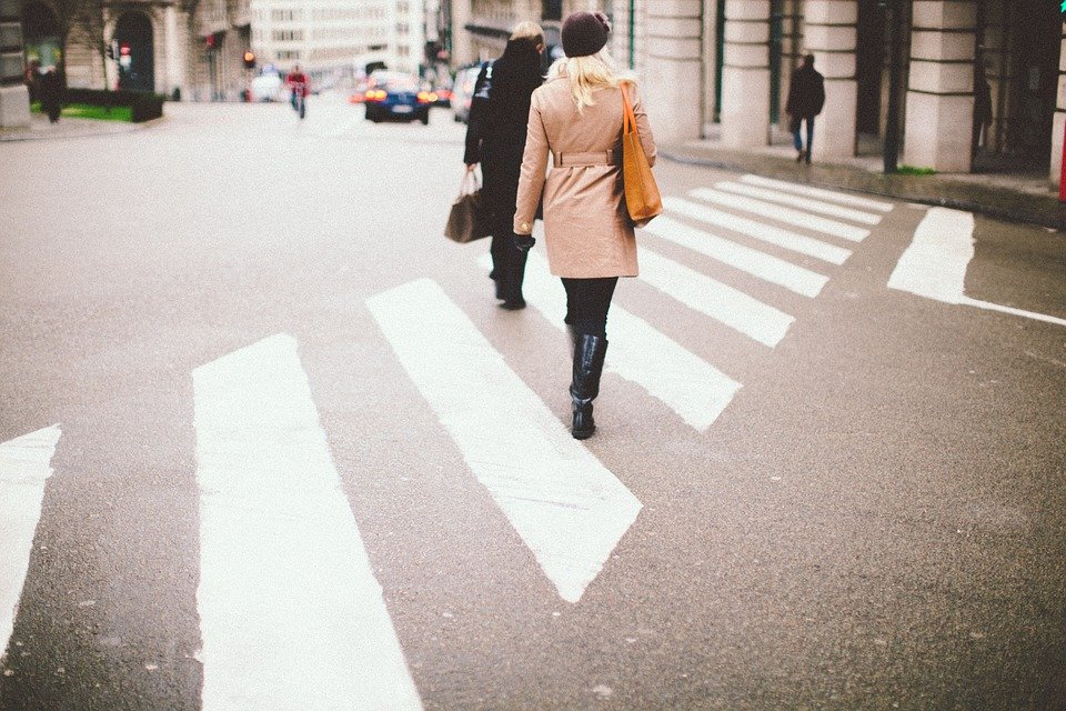 Ce a pățit o femeie pentru că unui bărbat i s-a părut că traversează prea încet. Un martor a surprins imaginile revoltătoare - VIDEO