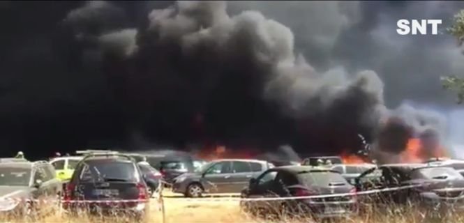 Peste 400 de mașini s-au făcut scrum într-un  incendiu