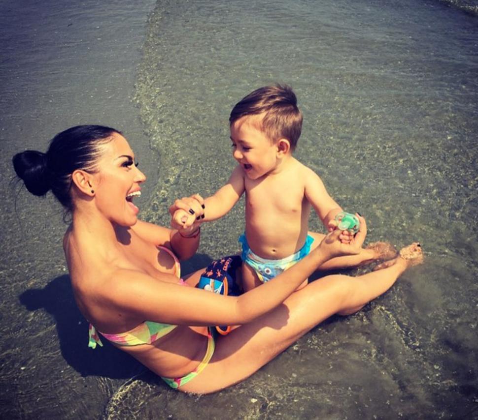 Cum arata Andreea Mantea in costum de baie! S-a afisat asa cu fiul ei pe plaja 398163