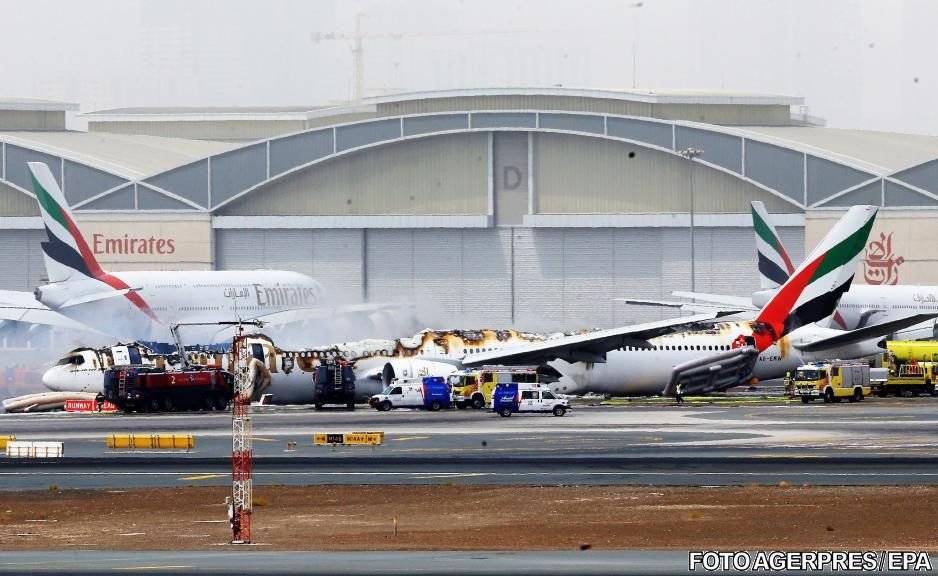 Imagini șocante! Pasagerii aeronavei care a luat foc la Dubai fug înspăimântați, înainte ca avionul să explodeze