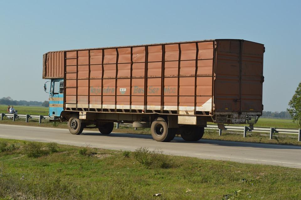 Ce a descoperit un şofer de camion român în remorca vehiculului său. A anunțat rapid Poliția