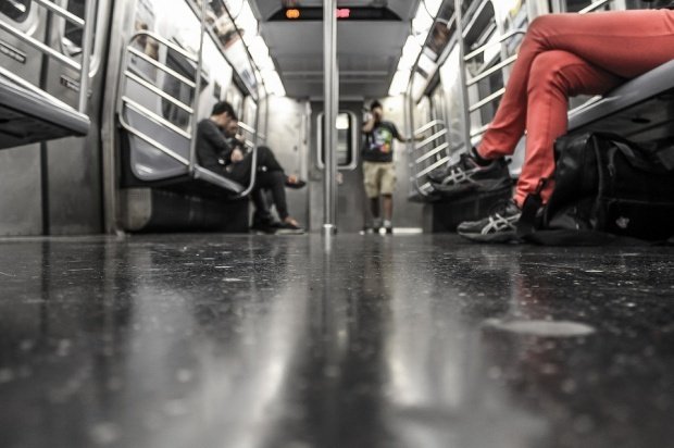 Clipe de groază la metrou. Un tavan s-a prăbuşit complet, în timp ce călătorii treceau printr-un pasaj