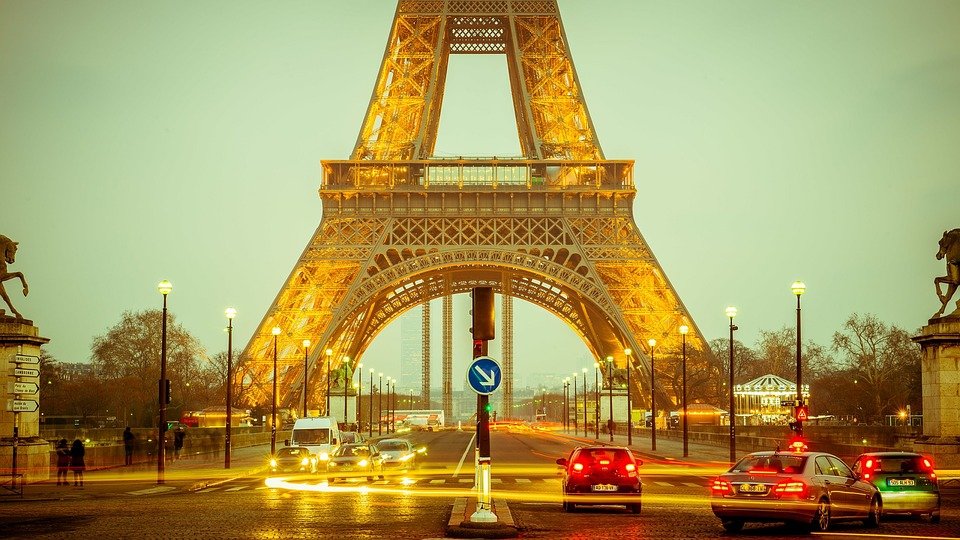 Alertă în centrul Parisului. Turnul Eiffel a fost evacuat. Dispozitive impresionante de poliție au fost mobilizate