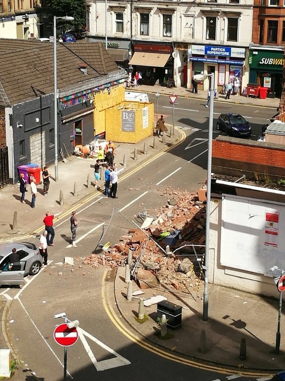 Panică în Glasgow, după ce un perete s-a prăbuşit în stradă, după o explozie