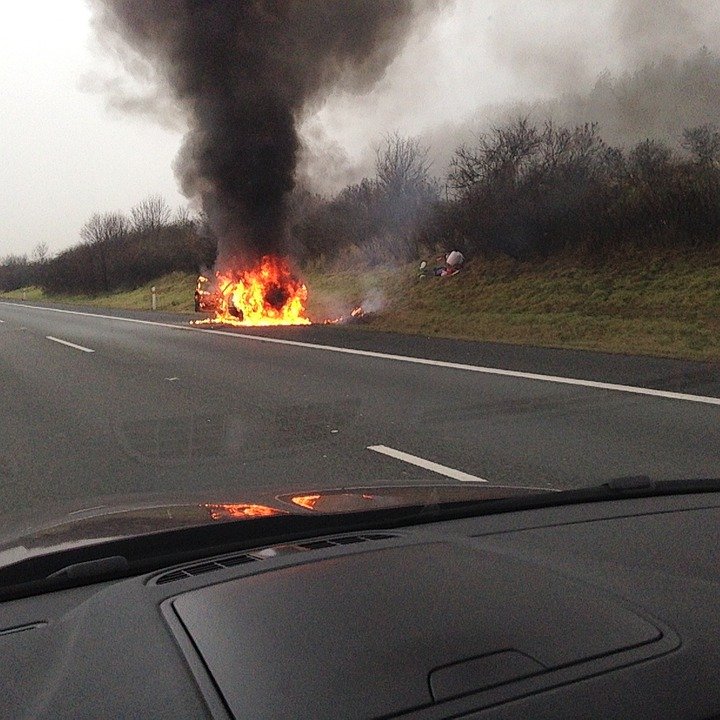 UPDATE. O mașină a luat foc pe Autostrada Soarelui. Vegetația din zonă a fost și ea cuprinsă de flăcări