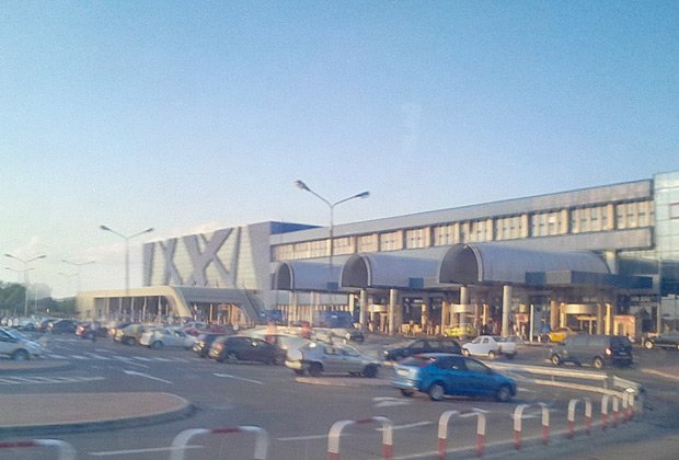 Scandal la Aeroportul Henri Coandă din Otopeni! O turistă din Germania acuză că a fost ţinută ilegal timp de nouă ore