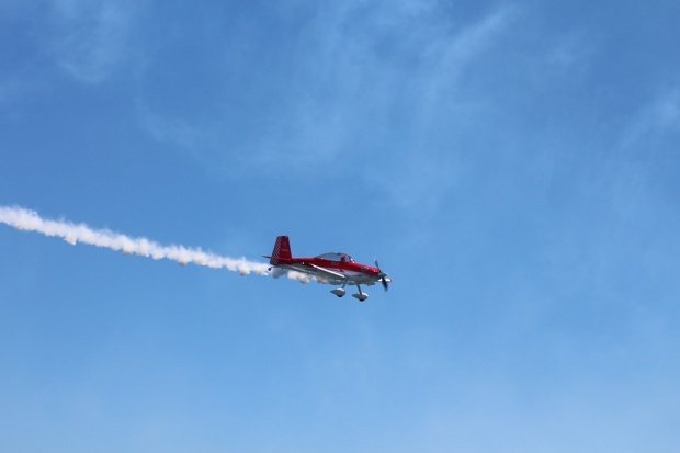 Un avion de mici dimensiuni a aterizat forțat pe un câmp din Argeș