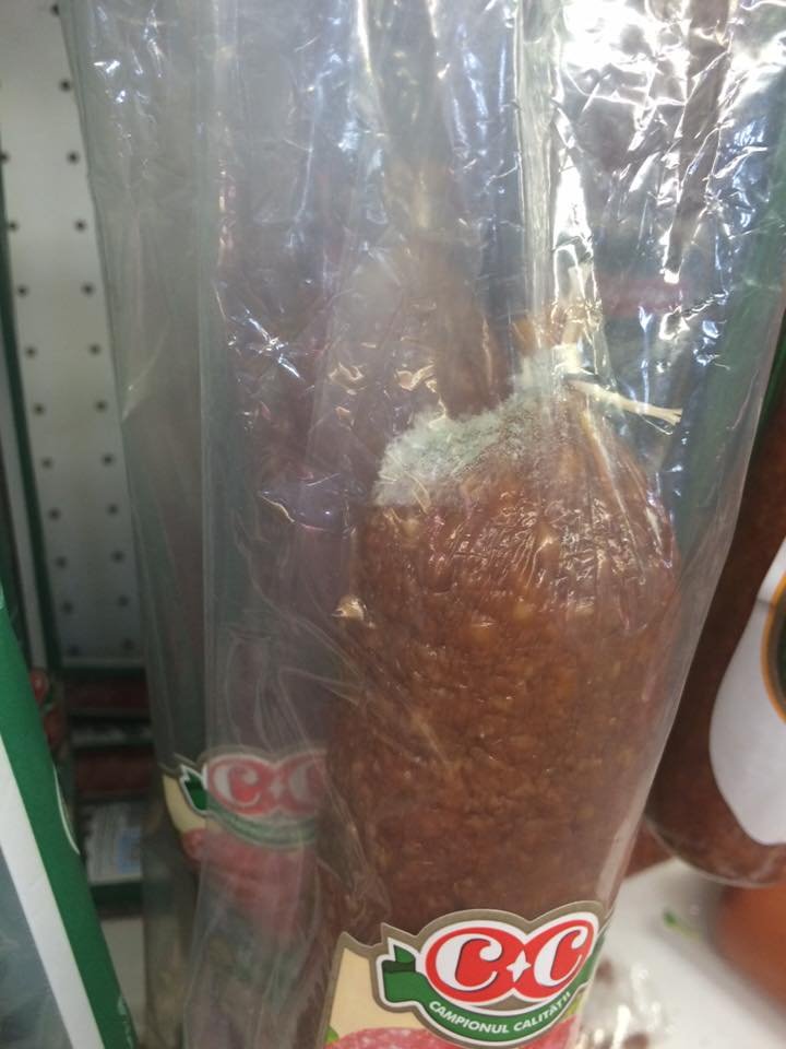 Salam cu mucegai pe raftul unui supermarket. Un client i-a anunţat pe angajaţi, care i-au răspuns „Ok!“ 