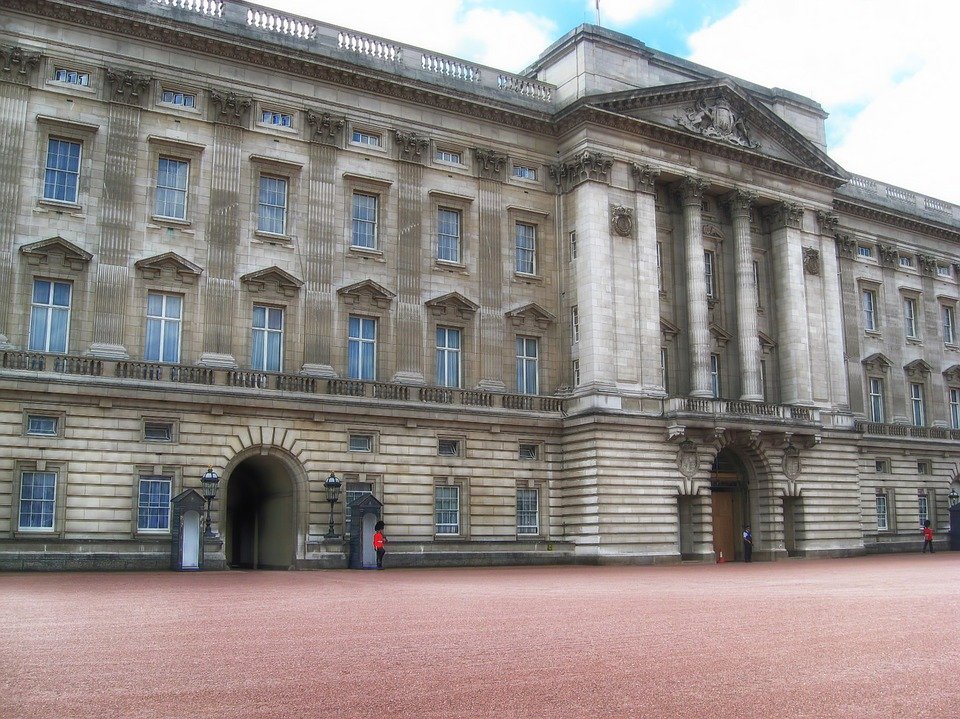 Alertă la Palatul Buckingham: Un tânăr a încercat să escaladeze gardul palatului