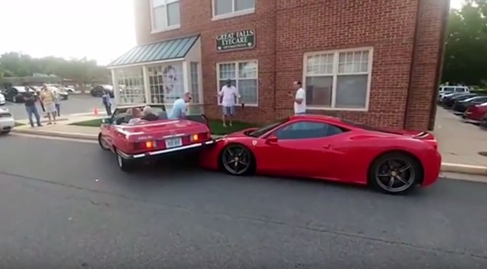 Cea mai scumpă parcare laterală. Un Ferrari de sute de mii de dolari, șifonat serios de șoferița unui Mercedes vintage