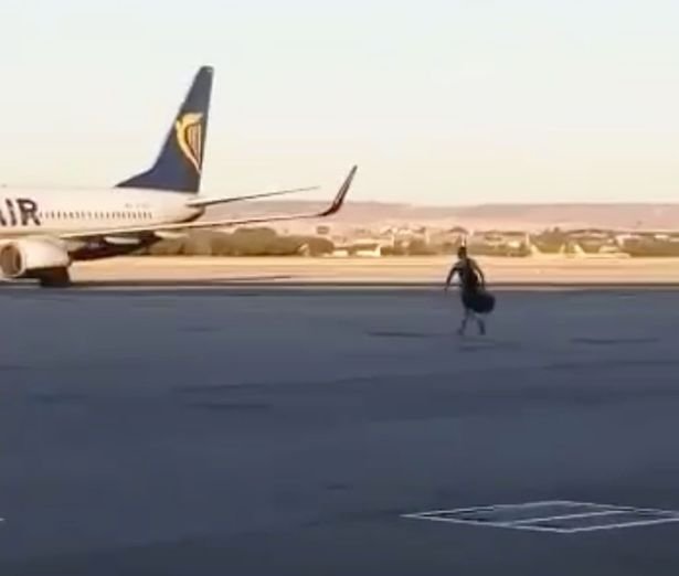 Gestul disperat al unui bărbat care a pierdut avionul. Imaginile filmate pe un aeroport din Madrid