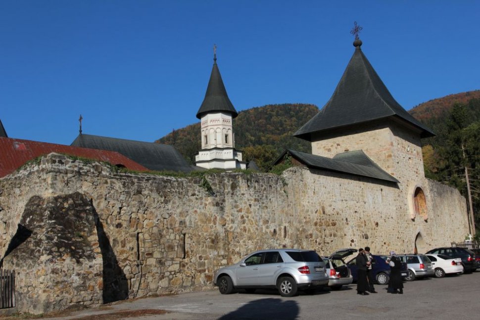 Accident la poarta Mănăstirii Bistrița. Un bărbat a murit