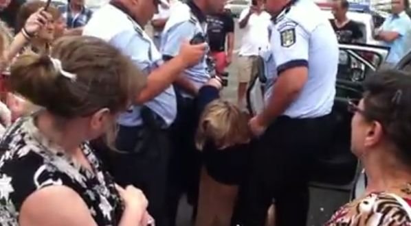 Exces de zel? O femeie a fost bruscată de mai mulți polițiști, după ce a traversat pe roșu, în centrul Capitalei VIDEO