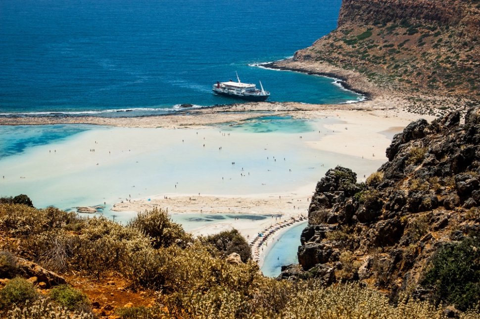 Lagune grecești cu ape în nuanțe ireale