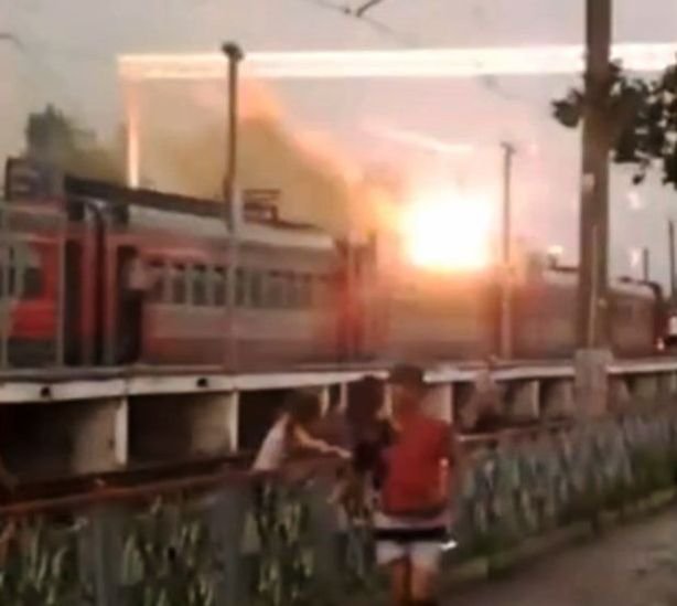 Momentul în care un tren este lovit de fulger. Pasagerii sar din vagoane pentru a scăpa din calea flăcărilor