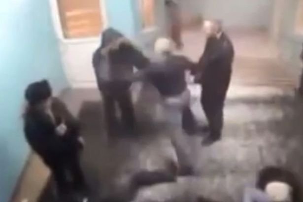 Ce se întâmplă când un pensionar intervine să scape un tânăr din mâinile unor bătăuși - VIDEO
